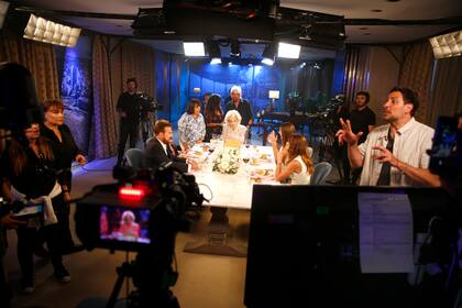 Un numeroso equipo de trabajo permite la salida al aire de La noche de Mirtha