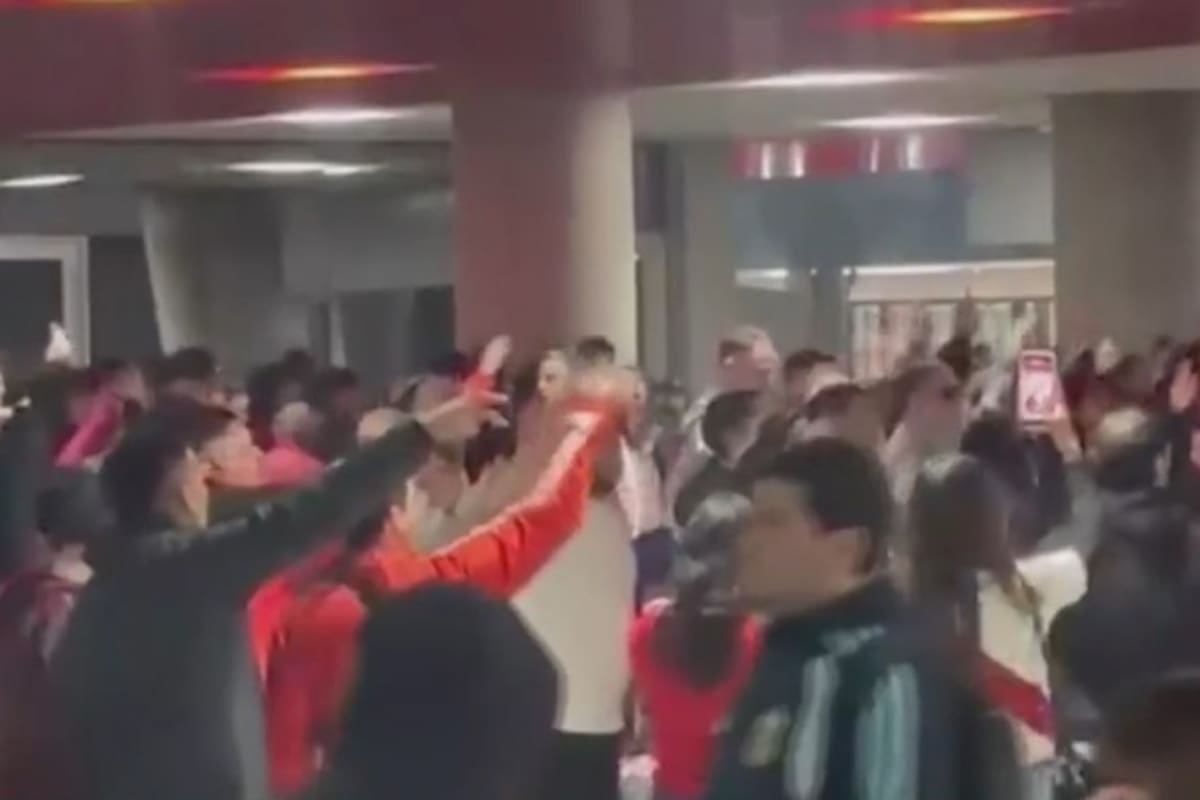 Un nutrido grupo de hinchas de River se juntó en el hall del estadio Monumental y pidió por Ramón Díaz
