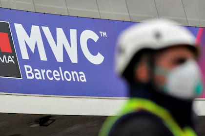Un obrero en la preparación del 2020 Mobile World Congress que fue cancelado