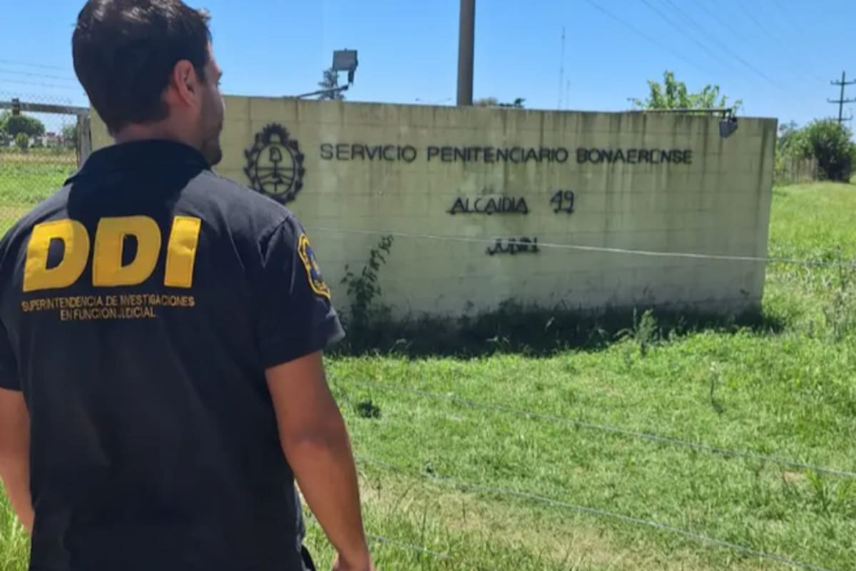 Un oficial de la DDI frente a la unidad carcelaria 49 de Junín