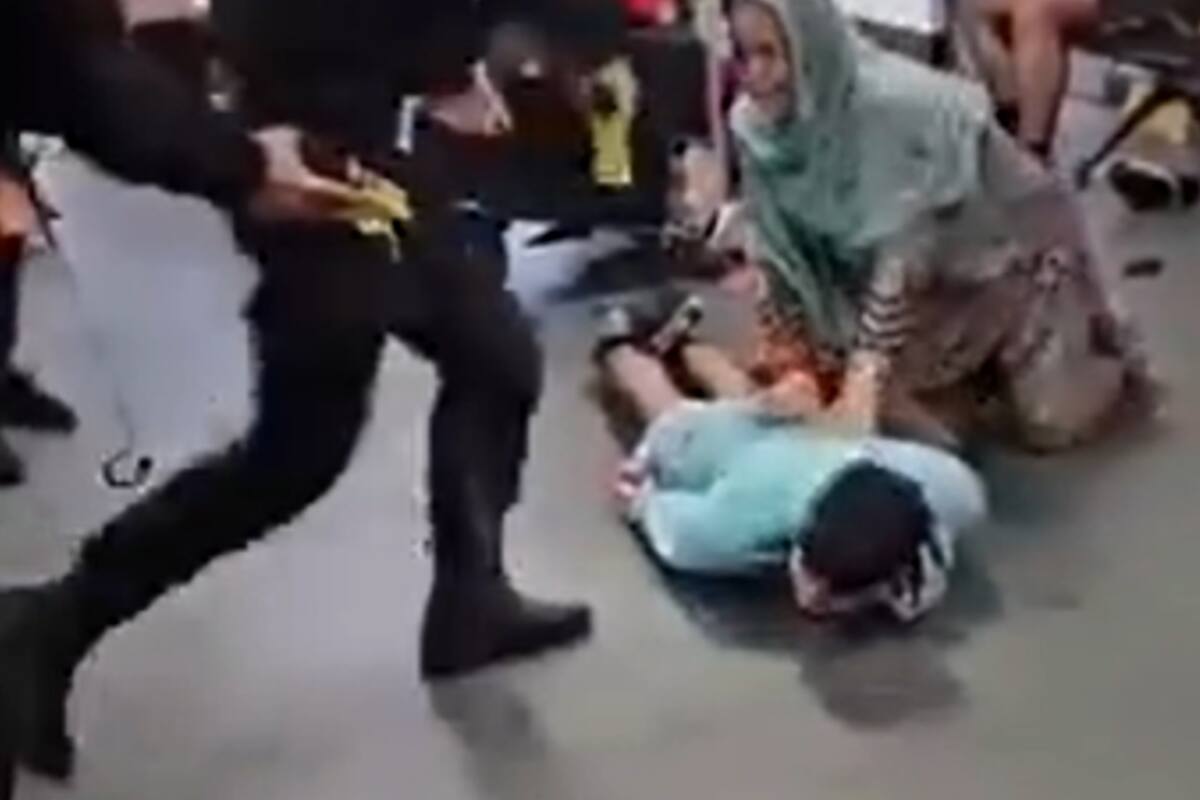Un oficial de la Greater Manchester Police patee le propinó una feroz patada a la cabeza a un hombre al que había arrestado en la Terminal 2 del aeropuerto que pertenece a la ciudad británica