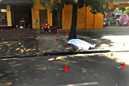 Un oficial de la Policía Bonaerense durante un robo a una financiera en Vicente López