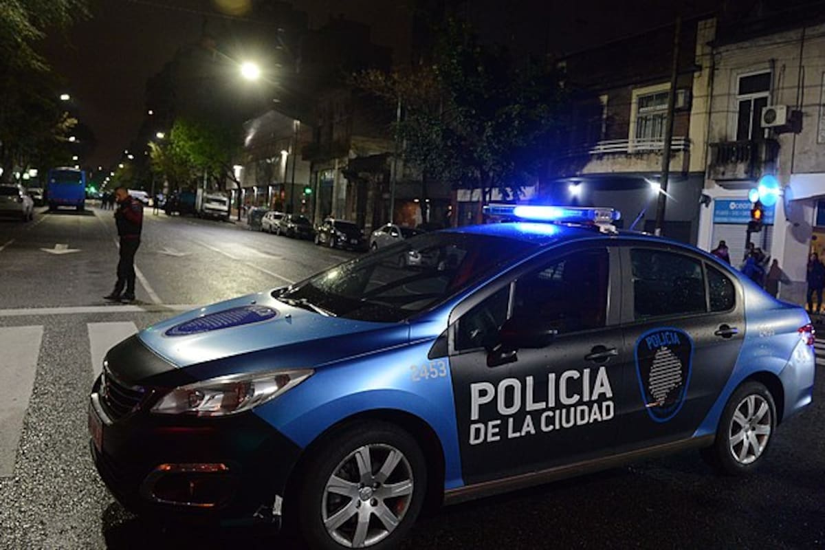 Un oficial de la Policía de la Ciudad fue herido a balazos durante un intento de robo