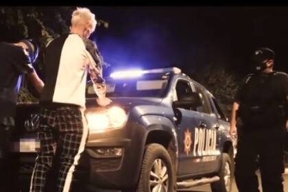 Un oficial de la Policía de Santa Fe, en el adelanto del videoclip de los traperos Emi y Tincho Romero