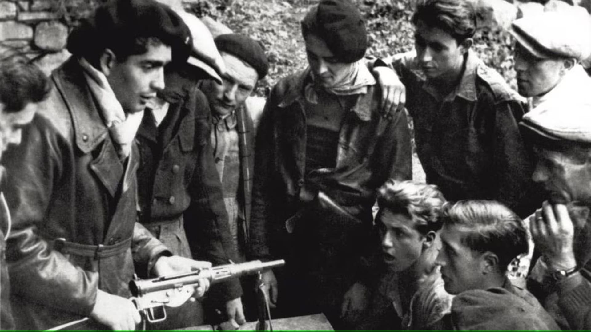 Un oficial de la resistencia francesa enseña a su compañeros cómo usar un subfusil en marzo de 1944.
MONDADORI / GETTY IMAGES