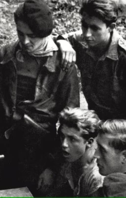 Un oficial de la resistencia francesa enseña a su compañeros cómo usar un subfusil en marzo de 1944.
MONDADORI / GETTY IMAGES