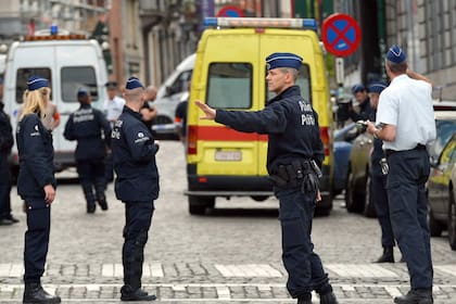 Oficiales de la Policía de Bélgica detuvieron a siete sospechosos de planear un atentado terrorista (IMAGEN DE ARCHIVO)