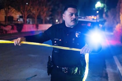 Un oficial de policía bloquea una calle cerca de la residencia de Rob Reiner el domingo 14 de diciembre de 2025, en Brentwood, Los Ángeles