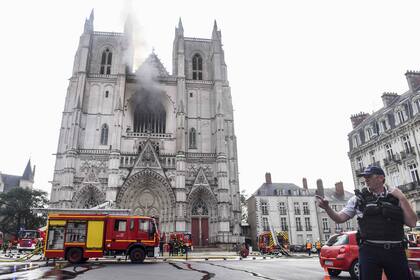 Unos cien bomberos trabajaron en el operativo para apagar el incendio