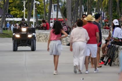Un oficial de policía patrulla las calles de Miami Beach en 2021