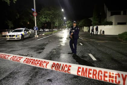 Un oficial de policía patrulla un cordón cerca de una mezquita en el centro de Christchurch, Nueva Zelanda, el viernes 15 de marzo de 2019.