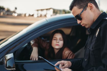 Un oficial de policía puede hacer una detención e imponer una multa
