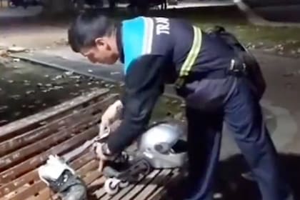 Un oficial le sustrajo los patines a una persona que patinaba en los alrededores de la plaza central de Gualeguaychú