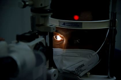 Un oftalmólogo revisa a los pacientes con Covid para detectar síntomas de mucormicosis u hongos negros, en India