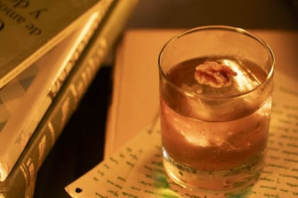 Un Old Fashiones entre libros en The Book