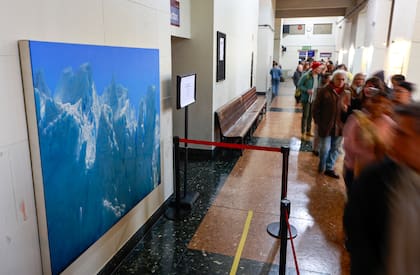 Un óleo de Ditsch inspirado en el glaciar Perito Moreno se exhibe en la Facultad de Derecho