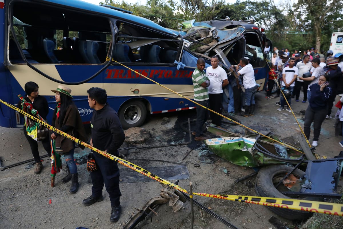 Un ómnibus atacado con un artefacto explosivo en la Carretera Panamericana en el sector de El Túnel, en Cajibío, Colombia, el 25 de abril de 2026; el atentado fue atribuido a una facción disidente de las FARC (Foto AP/Santiago Saldarriaga)