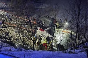 Un ómnibus cayó a un lago en Noruega