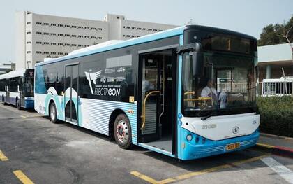 Un ómnibus de la empresa Dan Bus Company de Tel Aviv, mientras carga su batería