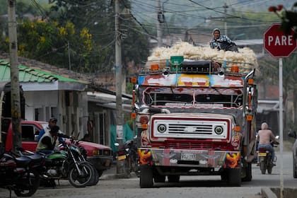Un ómnibus pasa por Toribio, Colombia, el 19 de marzo de 2024, zona donde operan los rebeldes del Estado Mayor Central (EMC). (Foto AP/Fernando Vergara)