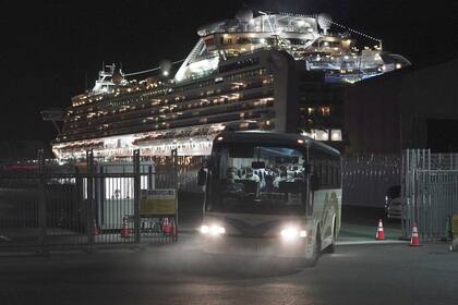 Un ómnibus se lleva a pasajeros del Diamond Princess tras cumplir la cuarentena de dos semanas