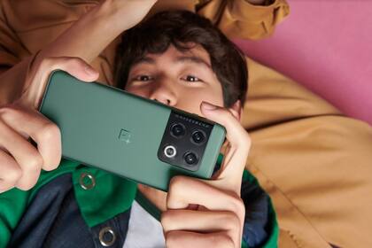 Un OnePlus 10 Pro 5G en color verde