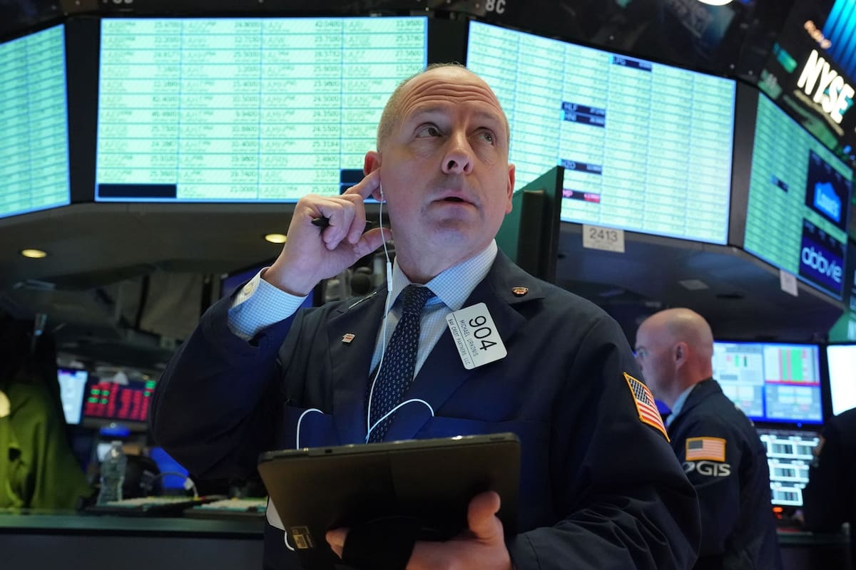 Un operador de la bolsa de Wall Street, ayer, mira cómo se derrumban los valores