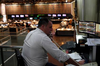 Un operador en la Bolsa durante la rueda de negocios de ayer