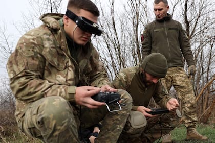 Un operadora de dron con vista de primera persona del ejército de Ucrania se entrena cerca de la frontera, en la región de Donetsk, el 16 de noviembre de 2023