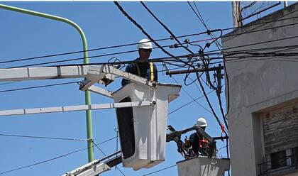 Un operario de la empresa de electricidad EDES trabaja en Bahía Blanca