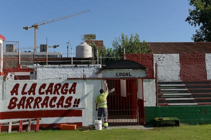 Una imagen de archivo del acceso a los vestuarios en la cancha de Barracas Central