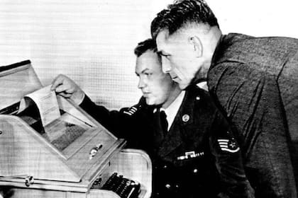 Un operario recibe un mensaje desde Moscú en un teletipo ubicado en Washington, a comienzos de los años '60