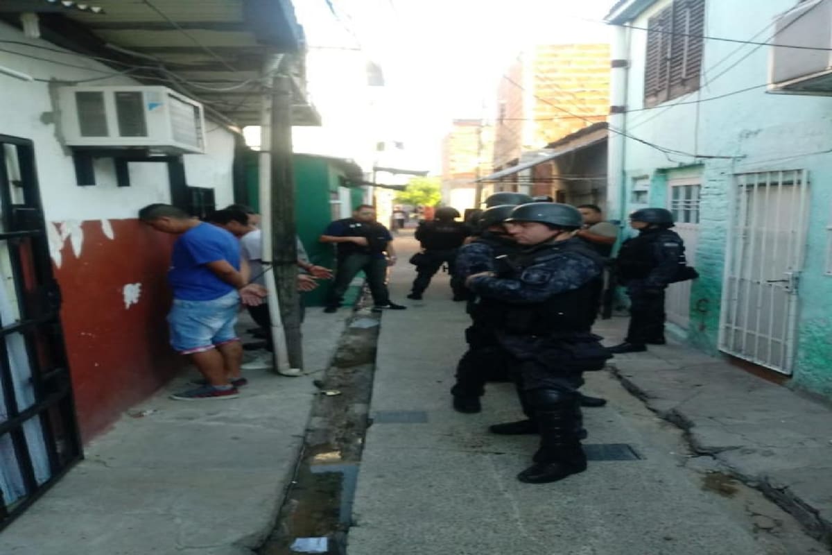 Un operativo antidrogas en la Villa Loyola, donde un adolescente se transformó en el principal sicario de uno de los clanes narco