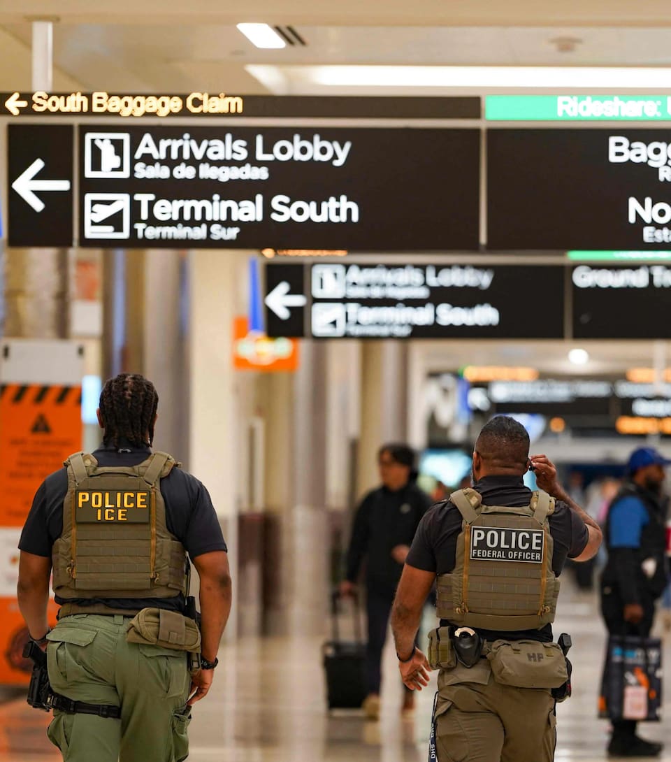 Un operativo con agentes de ICE en el aeropuerto internacional de Atlanta.