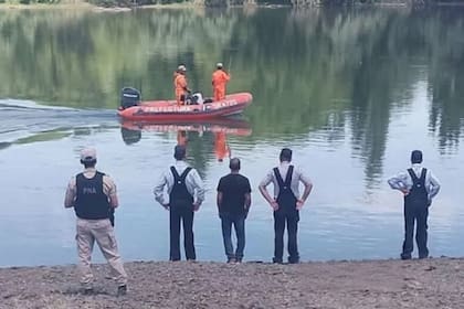 Un operativo de emergencia se desplegó en el río Negro tras la desaparición de tres miembros de una misma familia cerca de General Conesa
