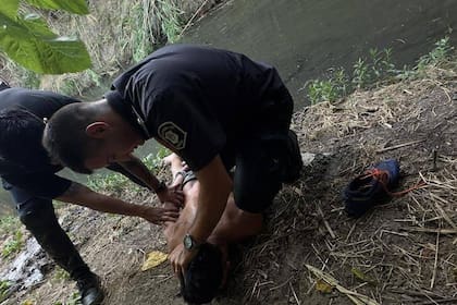 Un operativo de la Comisaría 9ª permitió la detención de “Pipo” en un arroyo, tras huir por el fondo de una vivienda durante un allanamiento por un robo armado