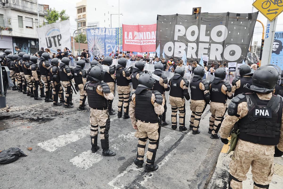 Un operativo de Prefectura, en diciembre pasado, que impidió el corte del Puente Pueyrredón, en Avellaneda