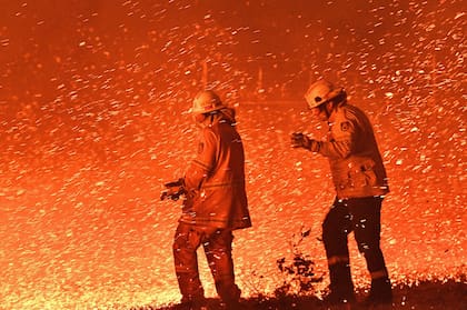 Un operativo de rescate a gran escala comenzó en Australia para ayudar a las miles de personas que intentaban huir del fuego y pasaron la noche de Año Nuevo refugiadas en las playas