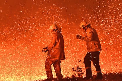 Los bomberos combaten el fuego en Australia