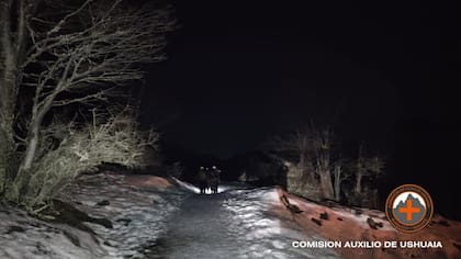 Un operativo nocturno en condiciones de hielo y baja visibilidad, uno de los escenarios más complejos para los equipos de rescate