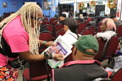 Un organizador de la Red de Acción Nacional registra a la gente antes de una gira en autobús de Get Out the Vote hacia Filadelfia en el barrio de Harlem de Nueva York el viernes 27 de septiembre de 2024. (AP Foto/Noreen Nasir)
