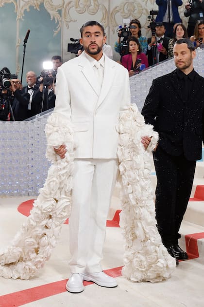 Un original traje blanco con una cola de flores
creado por el diseñador francés Jacquemus para
Met Gala “Karl Lagerfeld: A Line
Of Beauty”, en mayo de 2023, en Nueva York