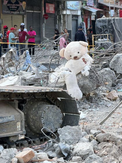 Un oso de peluche entre los restos de un edificio venido abajo tras el terremoto