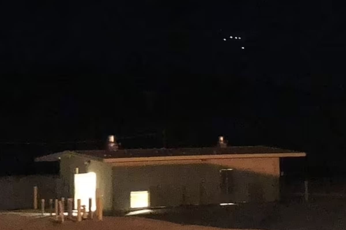 Un ovni triangular apareció durante 10 minutos en el cielo y se desvaneció. Foto: Jeremy Corbell
