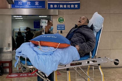 Un paciente anciano con coronavirus covid-19 yace en una camilla en la sala de urgencias del Primer Hospital Afiliado de la Universidad Médica de Chongqing, en la ciudad suroccidental china de Chongqing, el 22 de diciembre de 2022