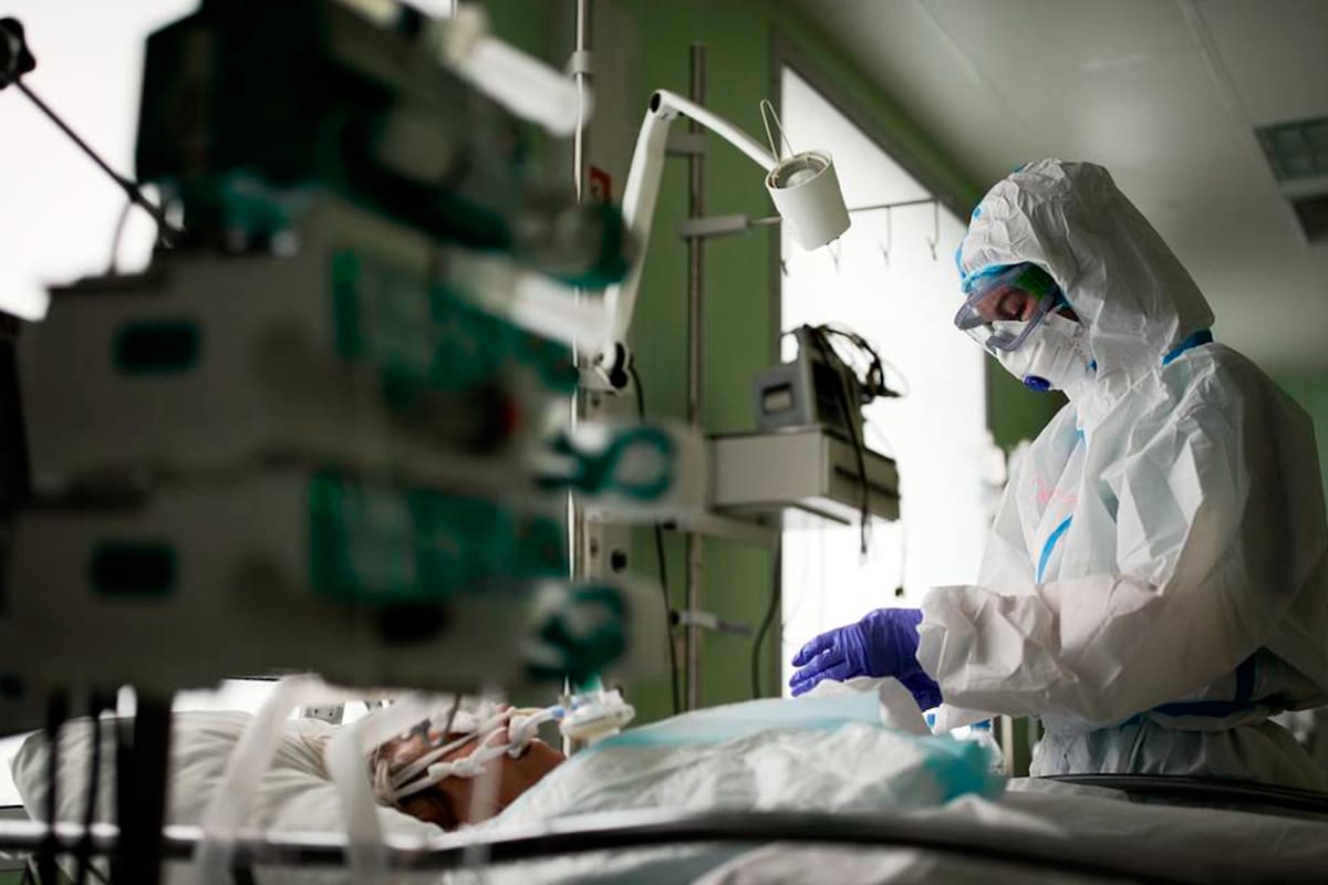 Un paciente con COVID-19 es monitoreado por un enfermero