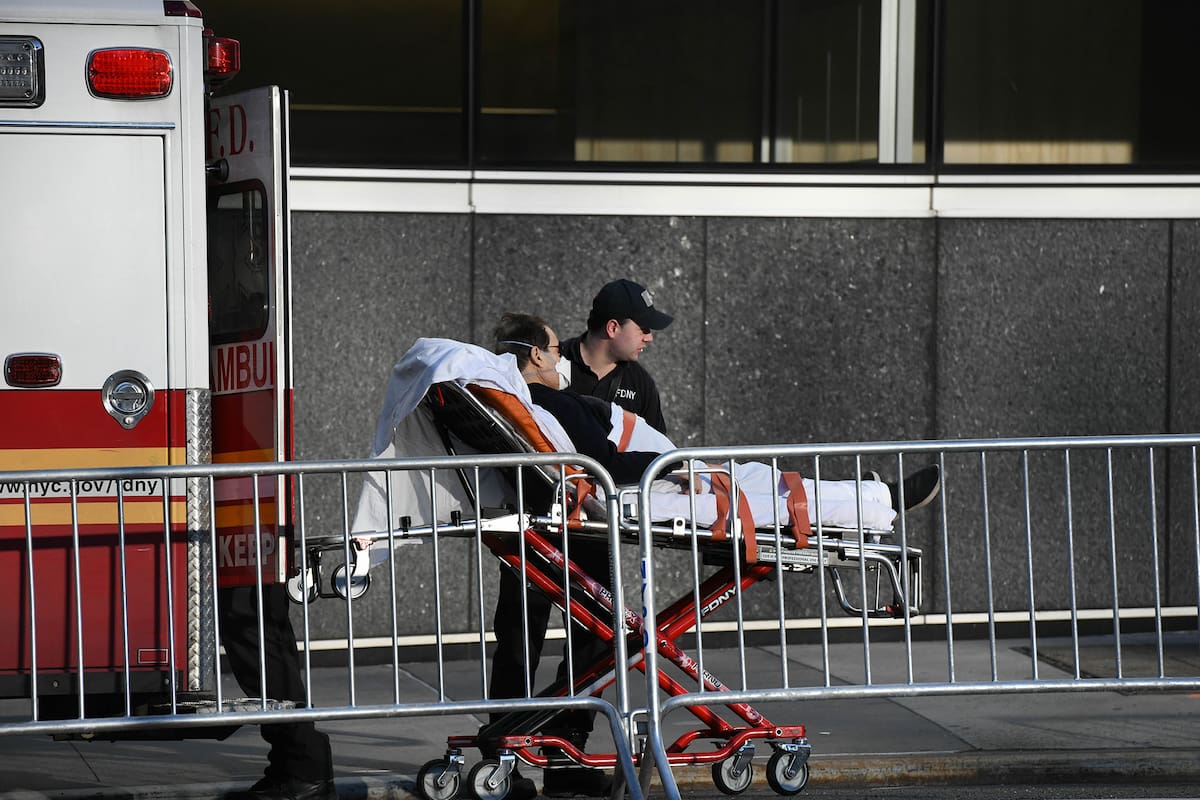 Un paciente es ingresado al Hospital Universitario Langone, en Manhattan, New York