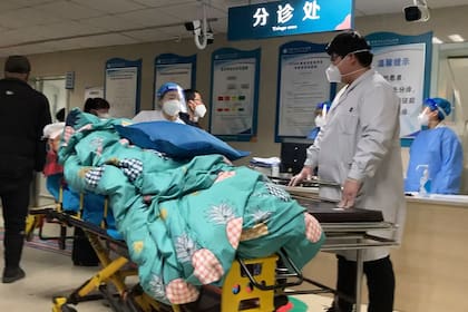 Un paciente es rechazado de la sala de emergencias debido a que ya no hay espacio en el Hospital Central Número 2 de Baoding (Archivo)