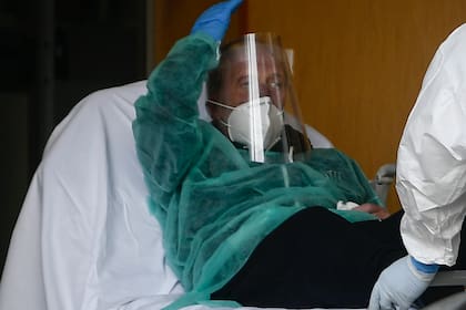 Un paciente ingresa al departamento de emergencias del hospital Cardarelli en Nápoles el 12 de noviembre de 2020 en medio de un aumento de casos de coronavirus