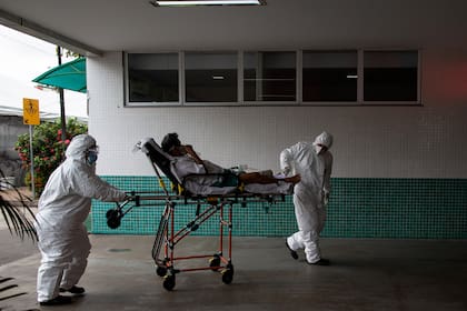 Un paciente llega al Hospital 28 de Agosto en Manaos, Amazonas, Brasil, el 14 de enero de 2021, en medio de la pandemia del nuevo coronavirus
